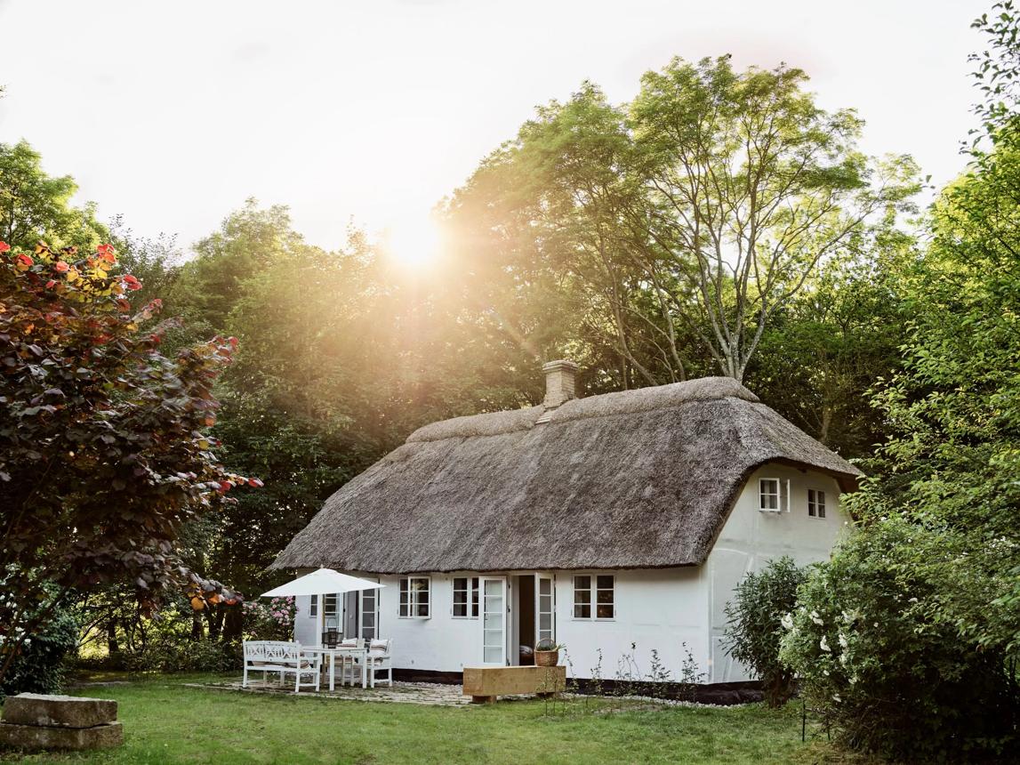 Hjemkær set fra haven en sommeraften.